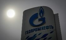Logo da gigante russa Gazprom em um de seus postos de gasolina, em Moscou, em 11 de maio de 2022 (Natalia KOLESNIKOVA/AFP)