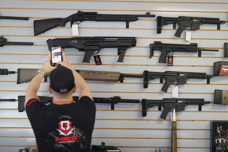 Armas à venda em loja na Flórida: indústria do setor nos EUA fabricou mais de 139 milhões de armas nos últimos 20 anos, com outros 71 milhões de armas de fogo importadas, segundo o Departamento de Justiça
