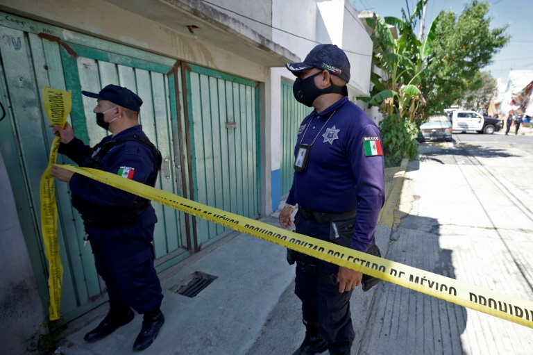 Policiais em frente à casa do serial killer de mulheres Andres, preso em Atizapan, no México, em 20 de maio de 2021