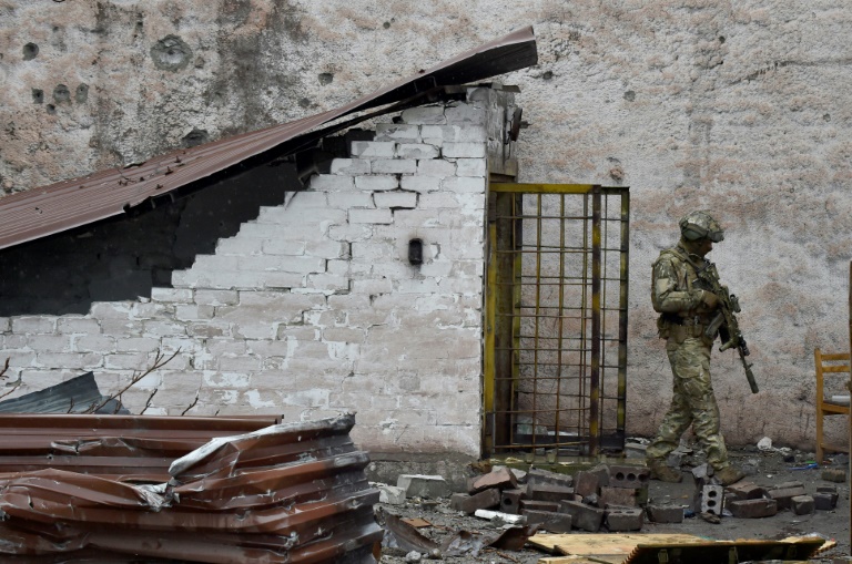 Soldado russo no complexo industrial da cidade portuária de Mariupol