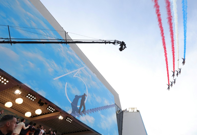 A Patrulha da França sobrevoa o Palácio do Festival de Cannes em 18 de maio de 2022