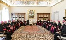 "Sejam irmãos mais velhos que acompanham", diz/ (Vatican Media)