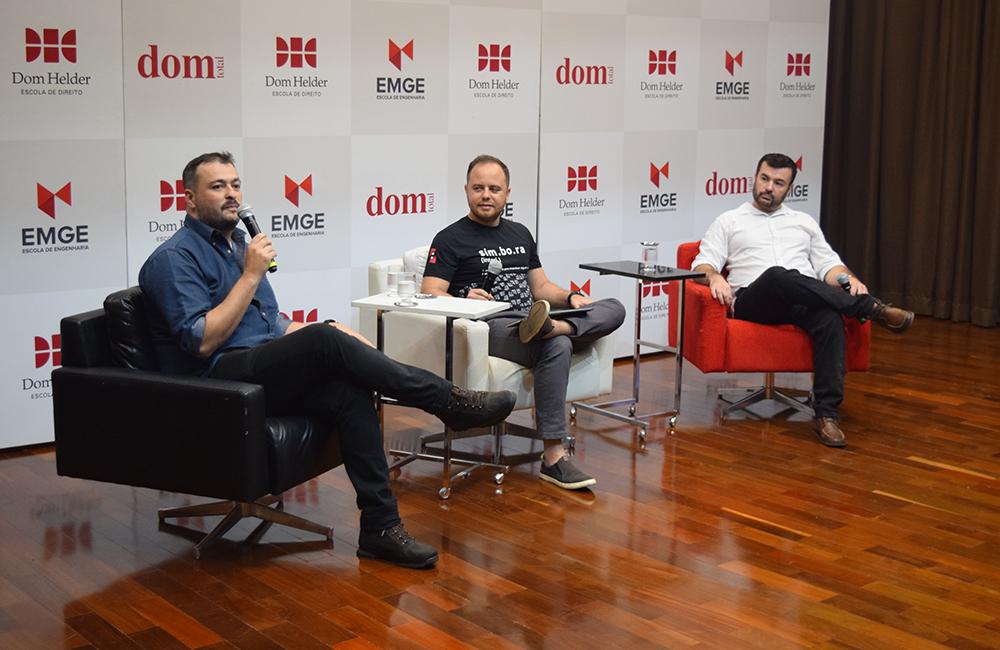Bernardo Cária, Mateus Bernardes e Conrado Sanchez durante o lançamento do Simbora, realizado na segunda-feira (30)
