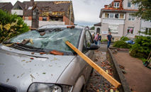 Carro e casas danificados após tempestade, em 20 de maio de 2022, em Paderborn (Lino Mirgeler/AFP)