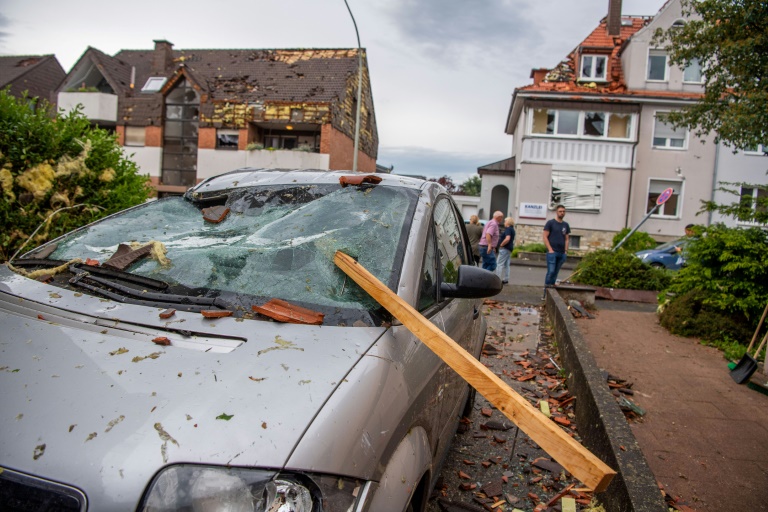 Carro e casas danificados após tempestade, em 20 de maio de 2022, em Paderborn