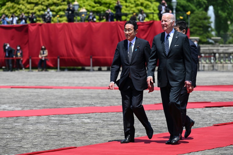 O presidente dos Estados Unidos, Joe Biden (D), e o primeiro-ministro do Japão, Fumio Kishida, no Palácio de Akasaka, Tóquio