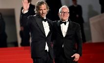 O diretor Brett Morgen e o diretor do Festival de Cannes, Thierry Fremaux, antes da exibição de "Moonage Daydream" (Patricia de Melo Moreira/AFP)