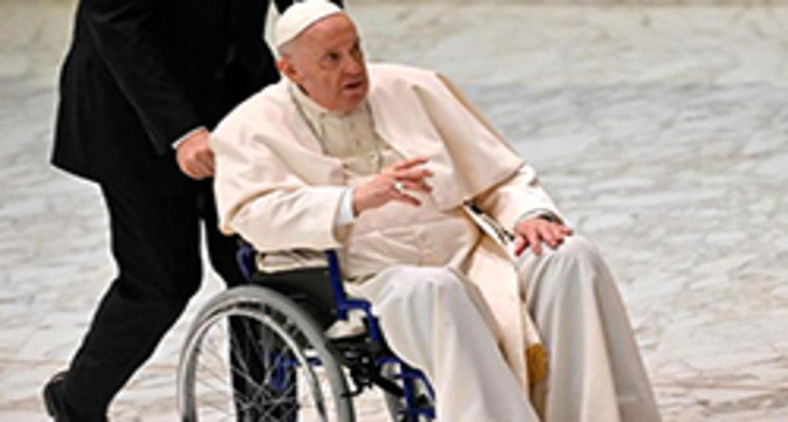 Francisco começou a usar cadeira de rodas para aliviar lesão no joelho (ANSA/AFP)