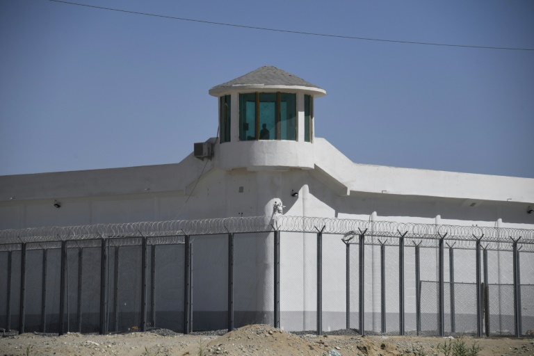 Uma torre de vigilância em uma instalação de alta segurança perto do que se acredita ser um campo de reeducação em Xinjiang