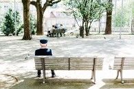 Pessoa idosa sentada em um banco de um parque ((Unsplash/Bruno Martins))
