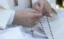 Papa rezando o terço na conclusão do mês mariano em 2021 / (Vatican Media)