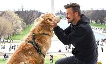 Jesse e seu cachorro Shurastey em uma das viagens / (Reprodução/Instagram)