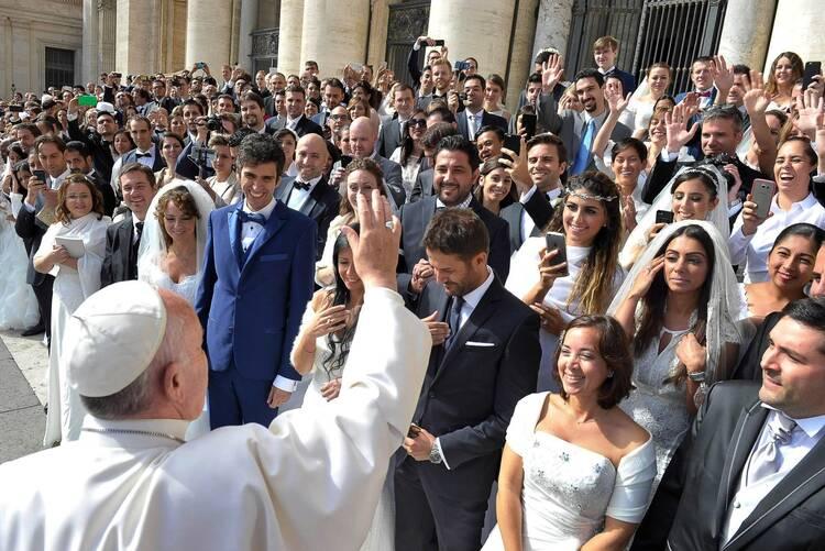 O Papa Francisco cumprimenta os recém-casados durante sua audiência geral na Praça de São Pedro, no Vaticano, em 30 de setembro de 2015