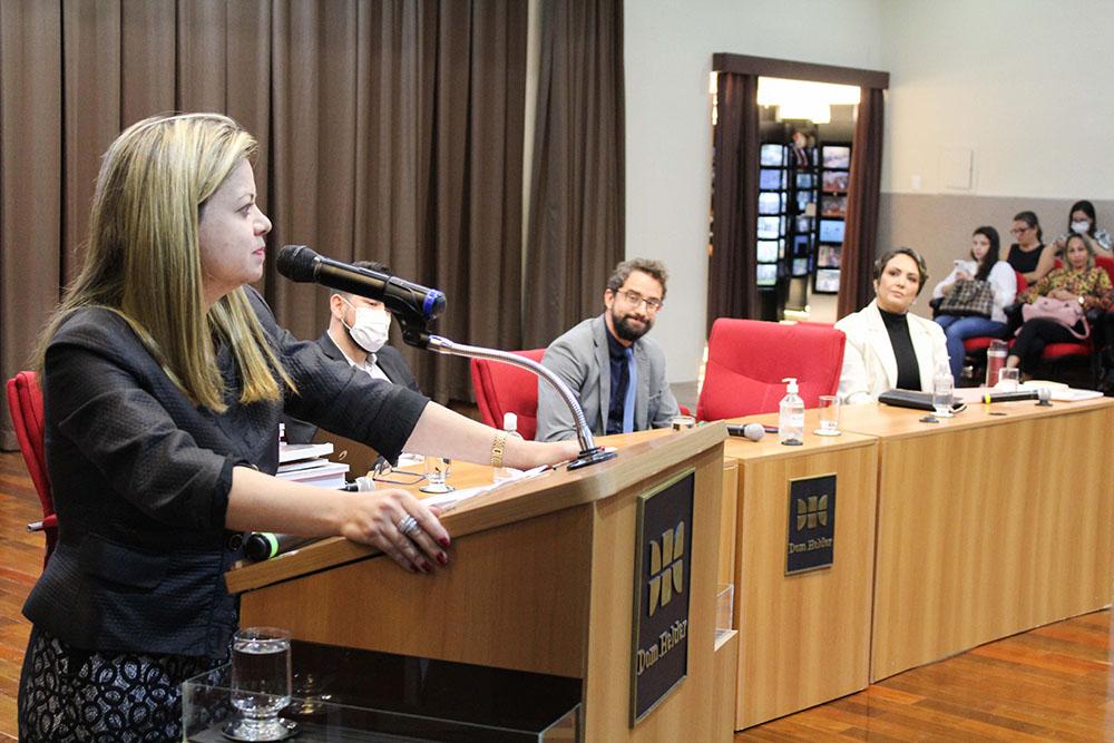 A professora Mônica Queiroz trouxe questões interessantes sobre o direito ao esquecimento.