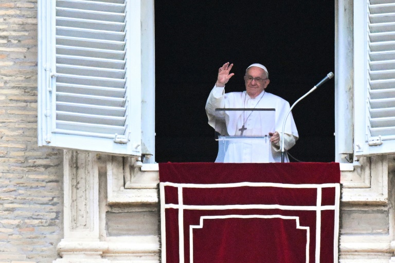 O papa Francisco na janela do palácio apostólico, na Praça de São Pedro do Vaticano, em 19 de junho de 2022
