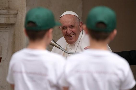 O Papa Francisco ouve as perguntas das crianças durante uma audiência no pátio de San Damaso, no Vaticano, sábado, 4 de junho de 2022