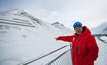 Tor Selnes, que sobreviveu a uma avalanche mortal em 2015, em Longyearbyen, Svalbard, em 9 de maio de 2022 (AFP)