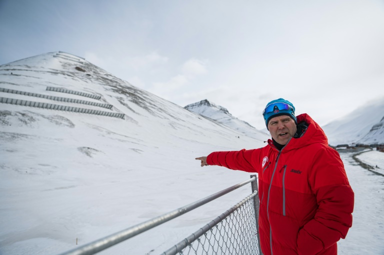 Tor Selnes, que sobreviveu a uma avalanche mortal em 2015, em Longyearbyen, Svalbard, em 9 de maio de 2022