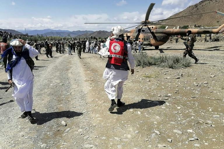 Soldados e funcionários do Crescente Vermelho na região do terremoto que deixou mais de 900 mortos no Afeganistão