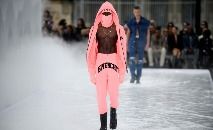 Desfile da Givenchy em Paris para apresentar a coleção masculina, em 22 de junho de 2022 (JULIEN DE ROSA/AFP)
