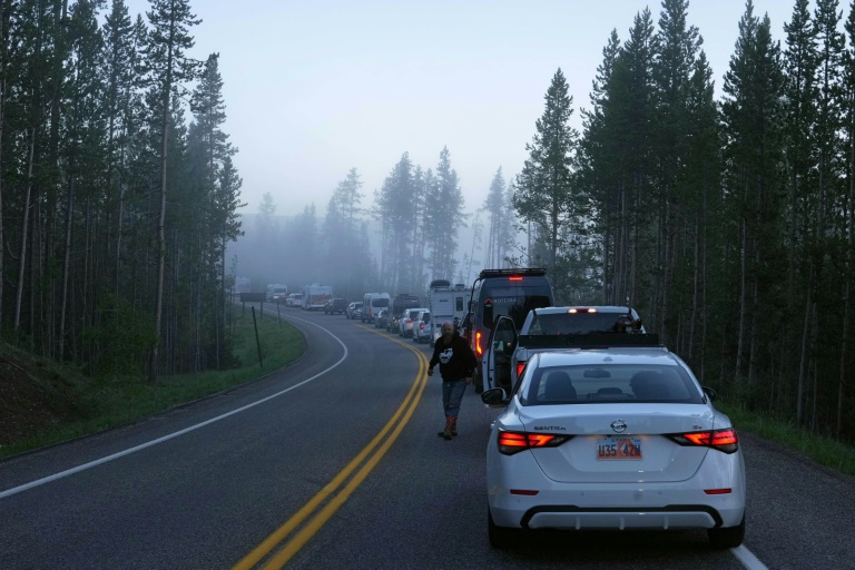 Veículos fazem fila antes do amanhecer para entrar no setor sul do Parque Nacional de Yellowstone, Estados Unidos, em 22 de junho de 2022.