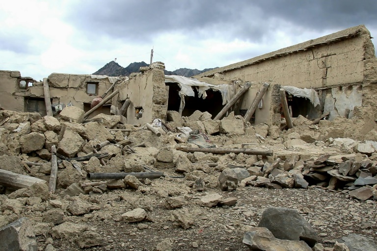 Casas destruídas pelo terremoto no distrito de Gayan, Afeganistão