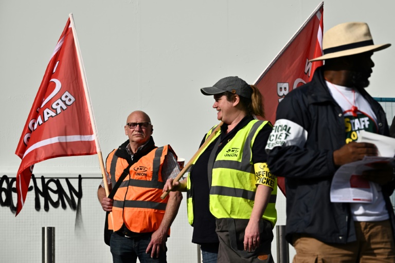 Trabalhadores do sistema ferroviário diante da estação de Waterloo, Londres, em 21 de junho 2022