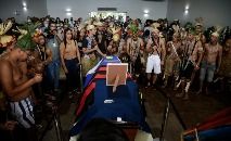 Indígenas se despedem de Bruno Pereira em seu funeral em  Paulista, Pernambuco, em 24 de junho de 2022 (BRENDA ALCANTARA/AFP)