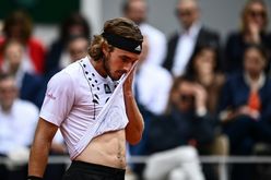 (arquivo) O grego Stefanos Tsitsipas em jogo contra o dinamarquês Holger Rune no torneio de Roland Garros em Paris, em 30 de maio de 2022 (Christophe Archambault/AFP)