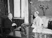 O enviado do presidente Truman ao Vaticano, Myron C. Taylor, à esquerda, tem uma audiência com o Papa Pio XII em Castelgandolfo, perto de Roma, em 26 de agosto de 1947. (AP Photo/Luigi Felici, Arquivo)