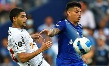 Rubens, do Atlético-MG, disputa com Alexis Zapata (dir.), do Emelec, durante a partida da Copa Libertadores disputada em Guayaquil, Equador, em 28 de junho de 2022 (Rodrigo BUENDIA/AFP)