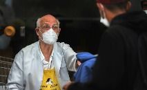 Padre Júlio Lancellotti distribui casacos para pessoas sem-teto em São Paulo (FILIPE ARAUJO/AFP)