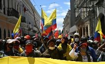 Manifestantes gritam palavras de ordem enquanto marcham em Quito, 29 de junho de 2022, no âmbito das manifestações contra o alto custo de vida (Martin BERNETTI/AFP)