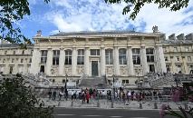 Partes civis e jornalistas chegam à sala de audiências do Palácio de Justiça em Paris, em 29 de junho de 2022, antes da leitura do veredicto de julgamento dos atentados jihadistas de 2015 (Emmanuel DUNAND/AFP)