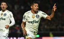 Rony comemora um dos dois gols que marcou na vitória do Palmeiras sobre o Cerro Porteño em Assunção, no Paraguai, nesta quarta-feira, 29 de junho de 2022 (NORBERTO DUARTE                     /AFP)