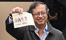 Gustavo Petro mostra sua cédula em 19 de junho de 2022 (AFP)
