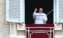 O papa Francisco na janela do palácio apostólico, na Praça de São Pedro do Vaticano, em 19 de junho de 2022 (Tiziana Fabi/AFP)
