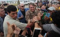 Bolsonaro cumprimenta apoiadores em Salvador (ARISSON MARINHO/AFP)