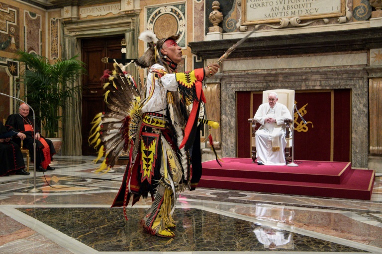 Um membro de uma delegação indígena canadense no Vaticano canta e dança durante um encontro com o Papa Francisco