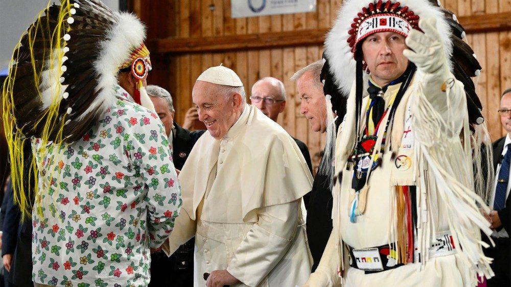 Papa Francisco ao lado de chefes indígenas