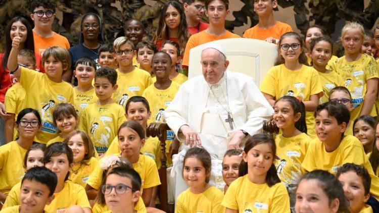 Papa com as crianças e adolescentes da Colônia de Férias de Verão no Vaticano