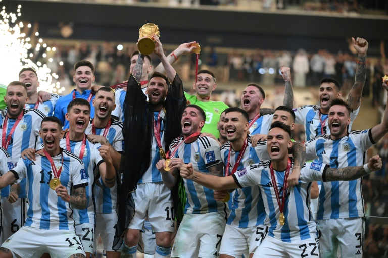 O capitão da Argentina, Lionel Messi, ergue o troféu de tricampeão da Copa do Mundo após a vitória sobre a França