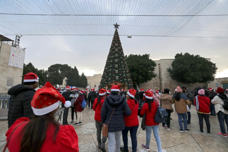 Turistas e peregrinos visitam a Basílica da Natividade em Belém, em 24 de dezembro de 2022