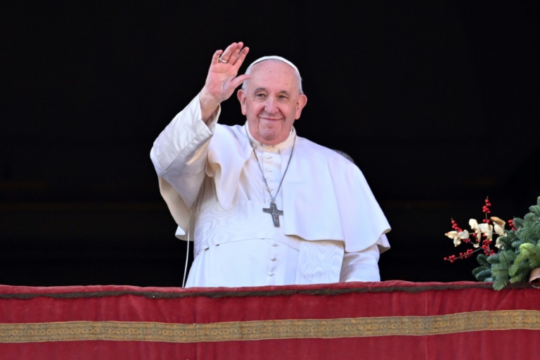Papa Francisco acena para multidão na Praça de São Pedro, no Vaticano, em 25 de dezembro de 2022