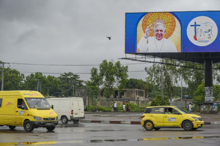 Outdoor com foto do papa Francisco em Kinshasa, capital da República Democrática do Congo