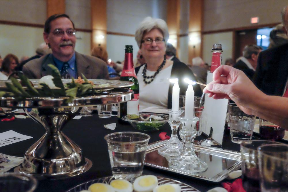 A Federação Judaica de Nashville e Middle Tennessee acendeu velas em 12 de abril de 2016, em um Seder de relações comunitárias no Gordon Jewish Community Center em Nashville