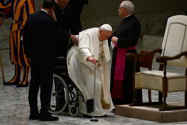 Papa Francisco antes de sua audiência semanal, em 15 de fevereiro de 2023, no Hall Paulo VI, no Vaticano