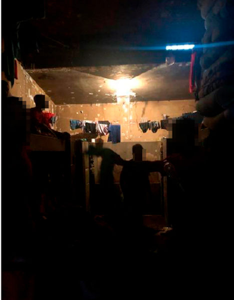 No pedido para interdição parcial do presídio, fotos mostram presos vivendo em em celas superlotadas e com ventanas lacradas (Defensoria Pública de Minas Gerais)