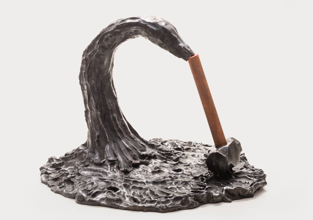 ´Cisne com martelo´, obra em bronze de 2013: inusitado (Eduardo Ortega/Divulgação)