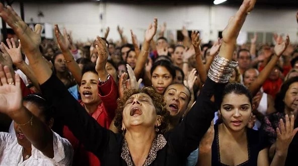 Pesquisas indicam retração no apoio de fiéis evangélicos a Bolsonaro.